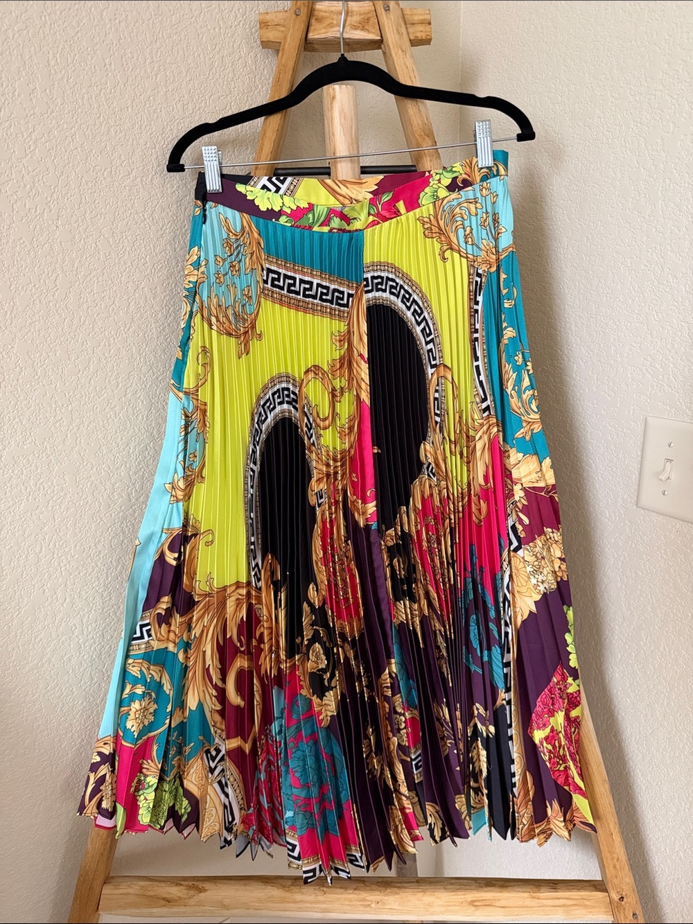 Versace, Montage-print knife-pleated skirt - Picture 7 of 10